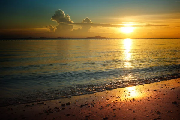 Amanhecer dourado sobre a praia — Fotografia de Stock