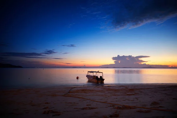 Lenyűgöző naplemente, a strand fölött — Stock Fotó