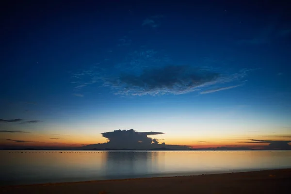 Приголомшливий захід сонця над пляжем — стокове фото