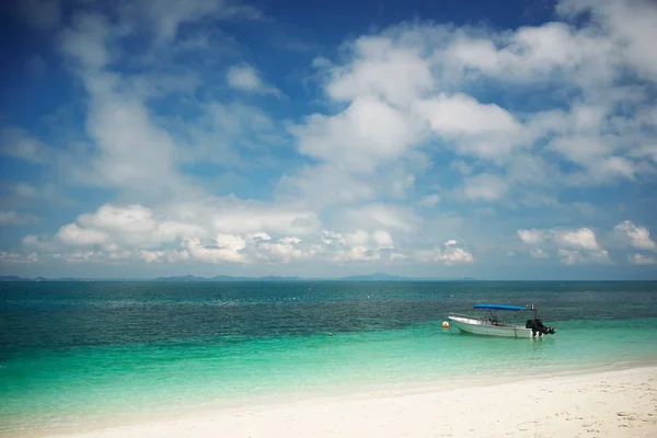 Prachtig tropisch strand in Rawa eiland. — Stockfoto