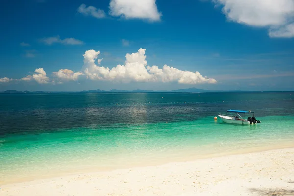 Beautiful tropical beach in  Rawa island. — Stock Photo, Image