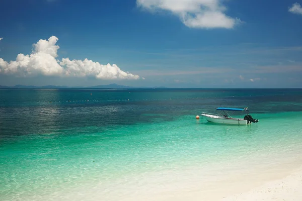 Beautiful tropical beach in  Rawa island. — Stock Photo, Image