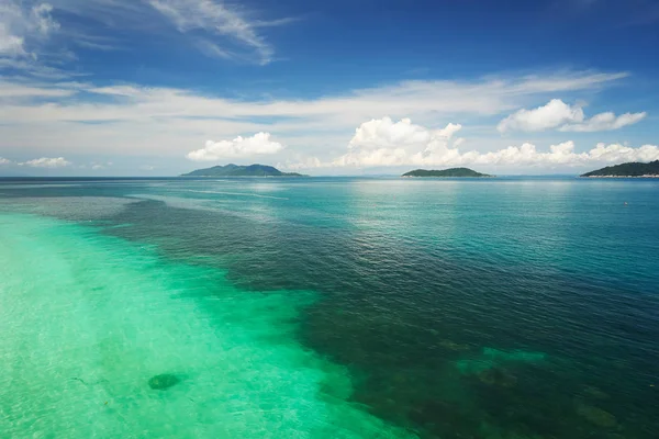 Vacker tropisk strand i Rawa island. — Stockfoto