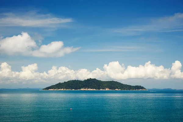 Ilha vista da ilha de Rawa . — Fotografia de Stock