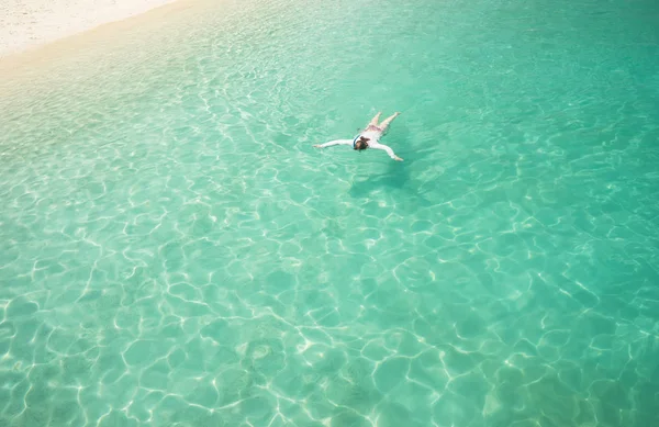 Ragazza nuotare in acqua — Foto Stock