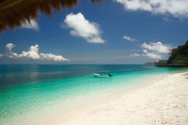 Rawa 島の美しい熱帯のビーチ. — ストック写真