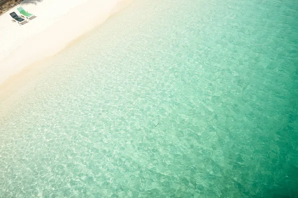 Strand tropische met twee ontspannen stoelen — Stockfoto