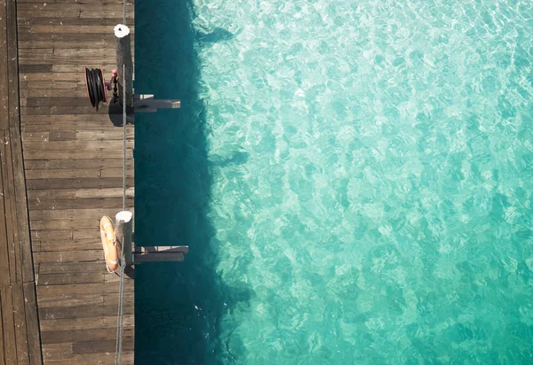 Embarcadero de madera con agua cristalina — Foto de Stock