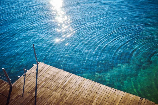 Pontile in legno con acqua cristallina — Foto Stock