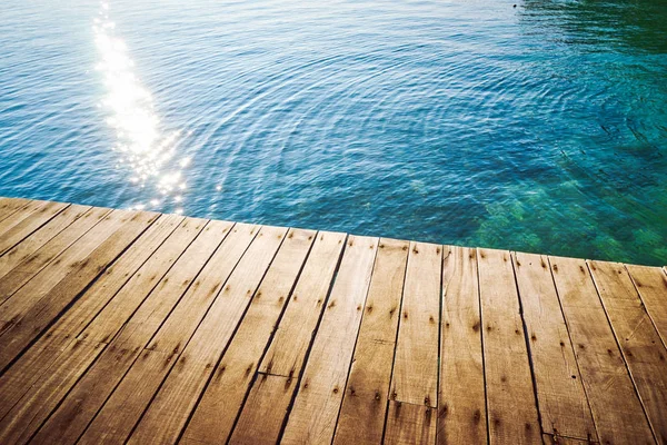 透明な水の木製桟橋 — ストック写真