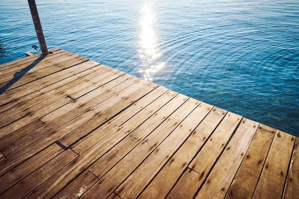 Holzsteg mit kristallklarem Wasser — Stockfoto