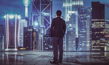 bulanık morden şehir manzarası ile işadamı 