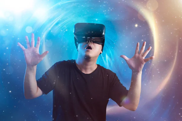 Man wearing virtual reality goggles — Stock Photo, Image