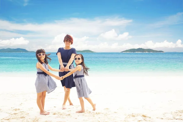 Madre con dos hijas cogidas de la mano — Foto de Stock