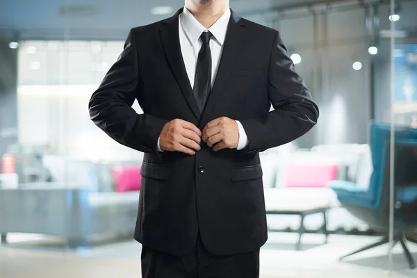 Kluger Geschäftsmann im schwarzen Anzug — Stockfoto