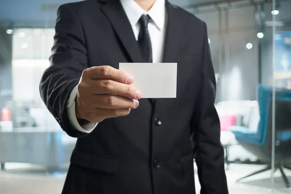 Επιχειρηματία σε μαύρο κοστούμι με κάρτα όνομα — Φωτογραφία Αρχείου