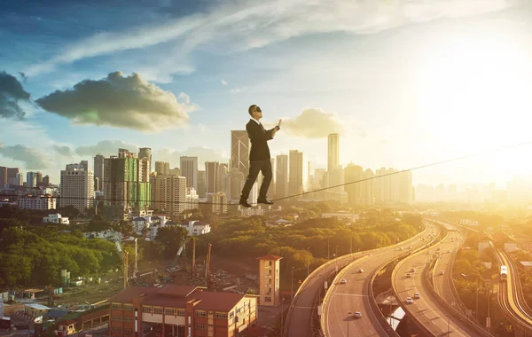 Ciego hombre de negocios caminando en la cuerda — Foto de Stock