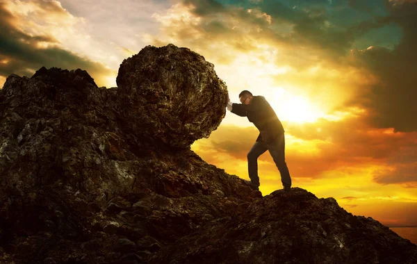 Hombre de negocios empujando piedra grande —  Fotos de Stock