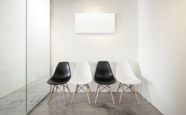 Beton zemin, dört sandalye 