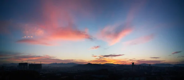 Прекрасний схід сонця з хмарами — стокове фото