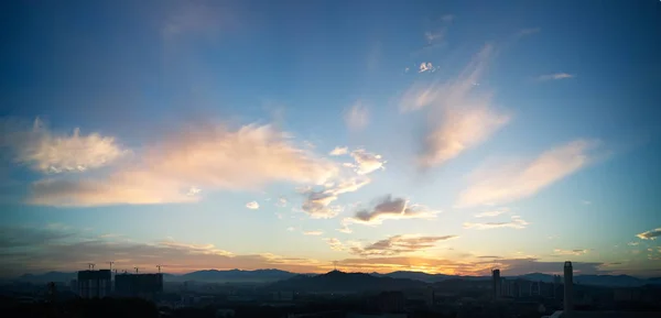 Прекрасный восход солнца с облаками — стоковое фото