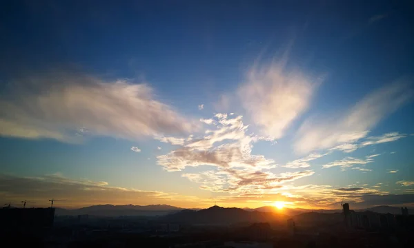Прекрасний схід сонця з хмарами — стокове фото