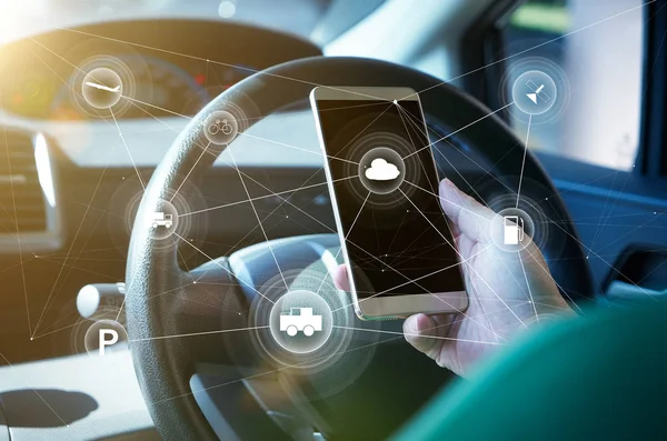 Man Driver Med Smart Självkörande Bil Styrsystem Hand Phone Futuristiska — Stockfoto