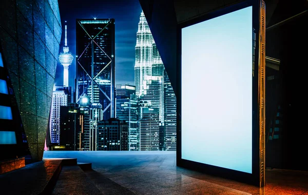 Großer Leerer Bildschirm Mit Modernem Stadthintergrund — Stockfoto