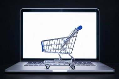 Alışveriş arabası ve laptop.