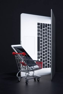 Alışveriş arabası ve laptop.