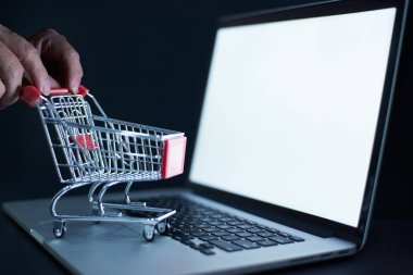 Alışveriş arabası ve laptop.