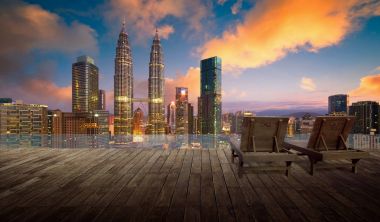 Hepsinde ahşap balkon teras ile ahşap sandalye, kuala lumpur şehir manzarası arka plan, gece sahne sakin ol .