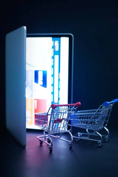 Bevásárlókosár és laptop — Stock Fotó