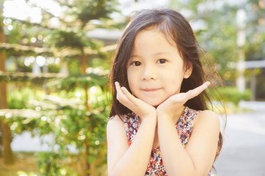 Küçük genç şirin Asyalı kız portresi  .