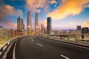 Üstgeçidin güzel Kuala Lumpur şehir manzarası, Twilight sahne ile .