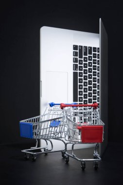 Alışveriş arabası ve laptop.