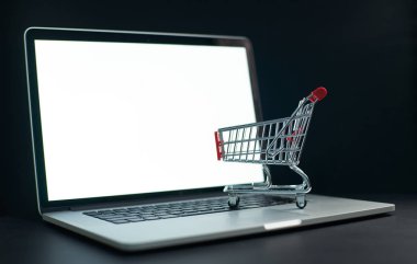 Alışveriş arabası ve laptop.
