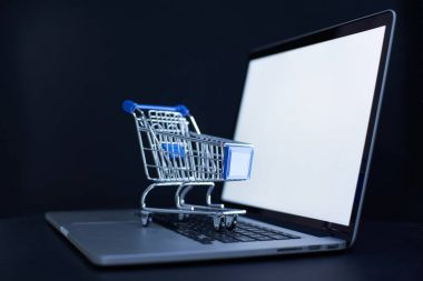 Alışveriş arabası ve laptop.