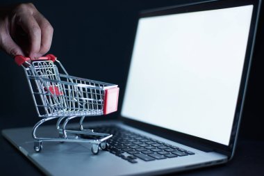 Alışveriş arabası ve laptop.