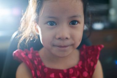 Genç Çince kıvırcık saçlı sevimli gülümseyen kız .