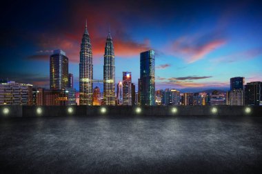 Boş yan görünümü asfalt otopark kuala lumpur şehir manzarası, gece sahne .