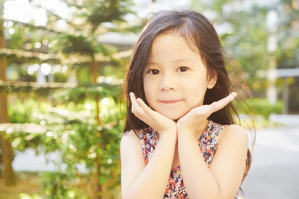 Küçük genç şirin Asyalı kız portresi  .