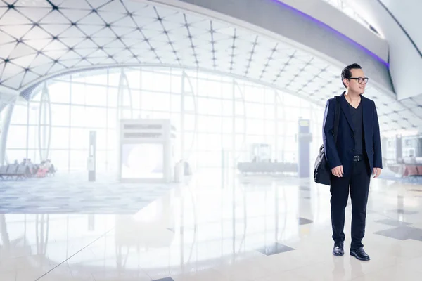 Joven Hombre Negocios Sonriendo Feliz Dentro Del Aeropuerto Sala Espera — Foto de Stock