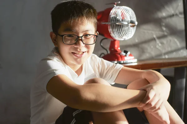 Kis Ázsiai Kínai Fiú Ingadozik Mosoly — Stock Fotó