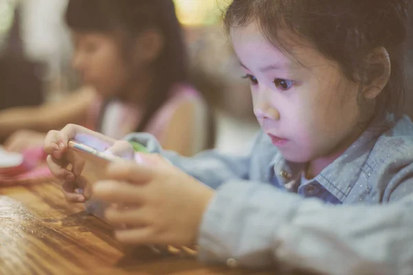 Två Asiatiska Tjejer Leker Med Smart Telefon Vald Inriktning Ögat — Stockfoto