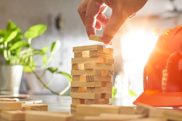 Mano con blocco di legno — Foto Stock