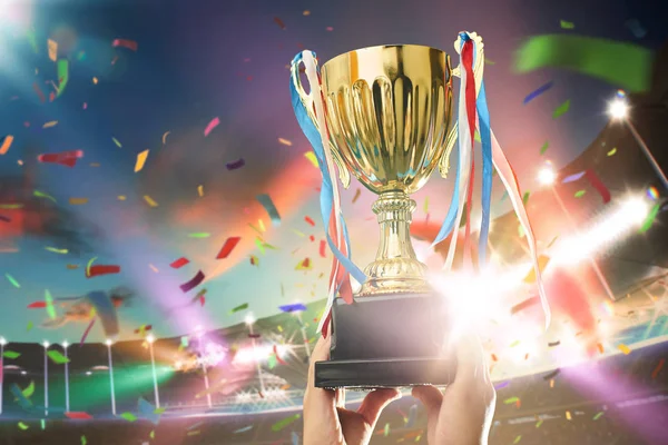 Trzyma Się Złoty Puchar Puchar Miejsca Gotowy Projekt Trofeum Młodego — Zdjęcie stockowe
