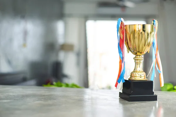 Goldene Trophäe Auf Verschwommenem Indoor Hintergrund — Stockfoto