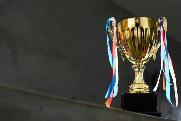 Trofeo Dorado Sobre Fondo Gris Borroso —  Fotos de Stock