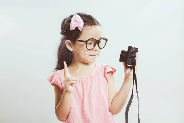 Küçük Asya Sevimli Kız Selfie Retro Kamera Ile Vintage Nane — Stok fotoğraf